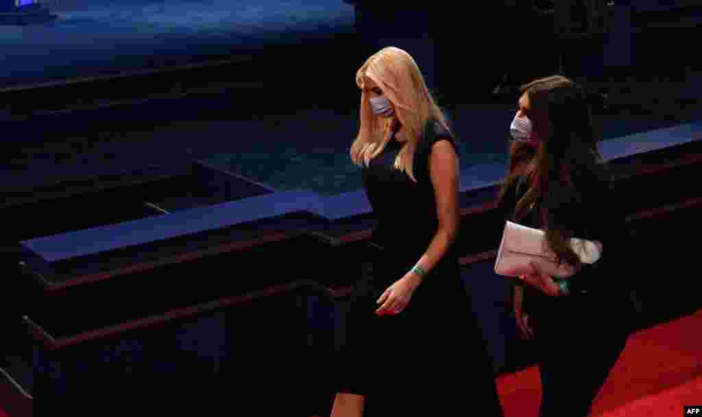 La hija y asesora principal del presidente, Ivanka Trump, se retira al concluir el debate presidencial en Nashville, Tennessee.