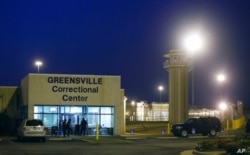 Guardias parados afuera de la entrada del Centro Correccional de Greensville, donde se llevan a cabo las ejecuciones, en Jarratt, Virginia., 23 de septiembre de 2010. La pena de muere ha sido abolida en Virginia.