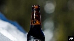 This photo of Avery Brewing Company’s “Out of Bounds” seasonal brew carries the skiing theme beyond the bottle.