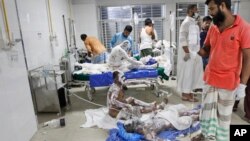 Puluhan jemaah menderita luka bakar akibat ledakan pipa gas bawah tanah di dekat masjid di Dhaka, Bangladesh, Jumat malam (4/9).