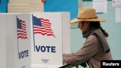 FILE: Seorang pemilih memberikan suaranya di tempat pemungutan suara di Falls Church, Virginia, Amerika Serikat, 7 November 2023. (Kevin Lamarque/REUTERS)