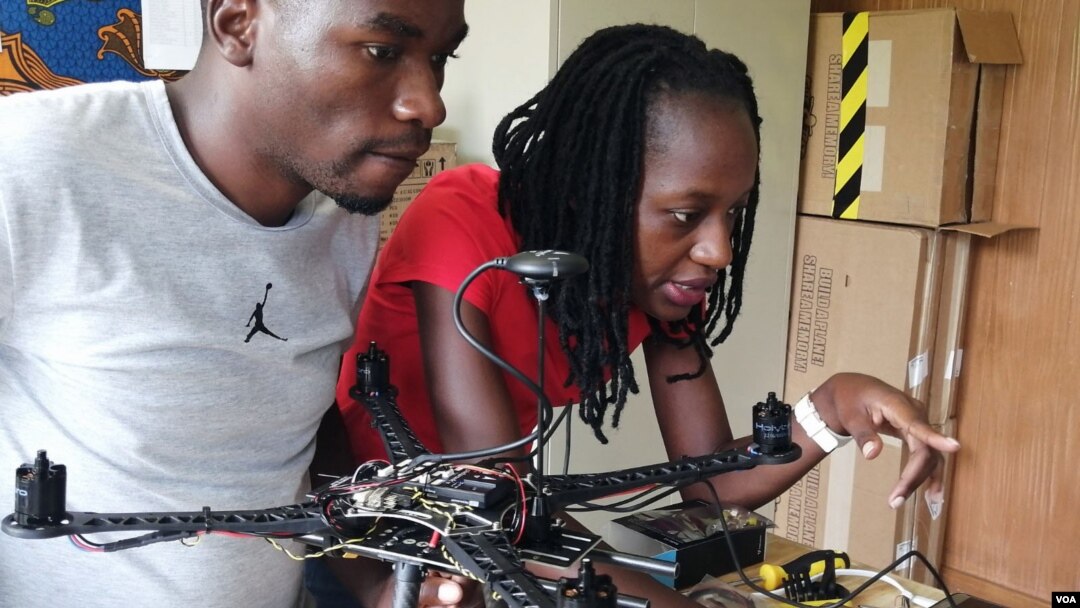 Karen Asaba (kanan) dari Uganda adalah satu dari 26 siswa di Akademi Drone dan Data Afrika di Malawi. (Foto: VOA/Lameck Masina)