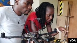 Karen Asaba (kanan) dari Uganda adalah satu dari 26 siswa di Akademi Drone dan Data Afrika di Malawi. (Foto: VOA/Lameck Masina)