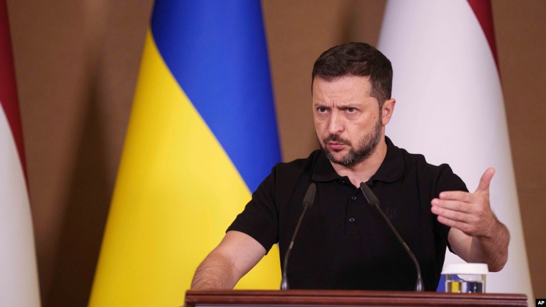 Presiden Ukraina Volodymyr Zelenskyy dalam konferensi pers bersama Perdana Menteri Belanda Dick Schoof di Zaporizhzhia, Ukraina, Senin, 2 September 2024. (Evgeniy Maloletka/AP)