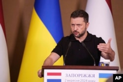 El presidente ucraniano, Volodymyr Zelenskyy, habla durante una conferencia de prensa conjunta con el primer ministro de los Países Bajos, Dick Schoof, en Zaporizhia, Ucrania, el 2 de septiembre de 2024.