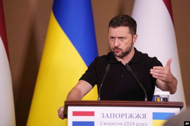 El presidente ucraniano, Volodymyr Zelenskyy, habla durante una conferencia de prensa conjunta con el primer ministro de los Países Bajos, Dick Schoof, en Zaporizhia, Ucrania, el 2 de septiembre de 2024.