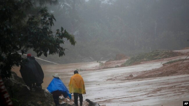 “伊塔”飓风在危地马拉造成塌方，道路受阻（2020年11月7日）
