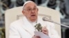 El Papa muestra un rosario de un soldado ucraniano caído, condena la "locura de guerra"