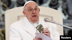 El papa Francisco tiene una copia del Nuevo Testamento que perteneció a un soldado que murió en la guerra Rusia-Ucrania, durante su audiencia general semanal en la Plaza de San Pedro en el Vaticano, el 3 de abril de 2024. REUTERS/Guglielmo Mangiapane 