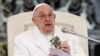 Paus Fransiskus memegang salinan Perjanjian Baru saat audiensi umum mingguannya di Lapangan Santo Petrus di Vatikan, 3 April 2024 lalu.
