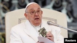 Paus Fransiskus memegang salinan Perjanjian Baru saat audiensi umum mingguannya di Lapangan Santo Petrus di Vatikan, 3 April 2024 lalu.