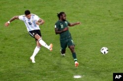 El argentino Marcos Rojo, izquierda, anota el segundo gol de su equipo contra Victor Moses de Nigeria durante el partido del grupo D entre Argentina y Nigeria, en la Copa Mundial de fútbol 2018 en el Estadio St. Petersburg en San Petersburgo, Rusia, el martes 26 de junio de 2018.