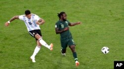 Marcos Rojo wa Argentina akifunga bao la ushindi dhidi ya Nigeria