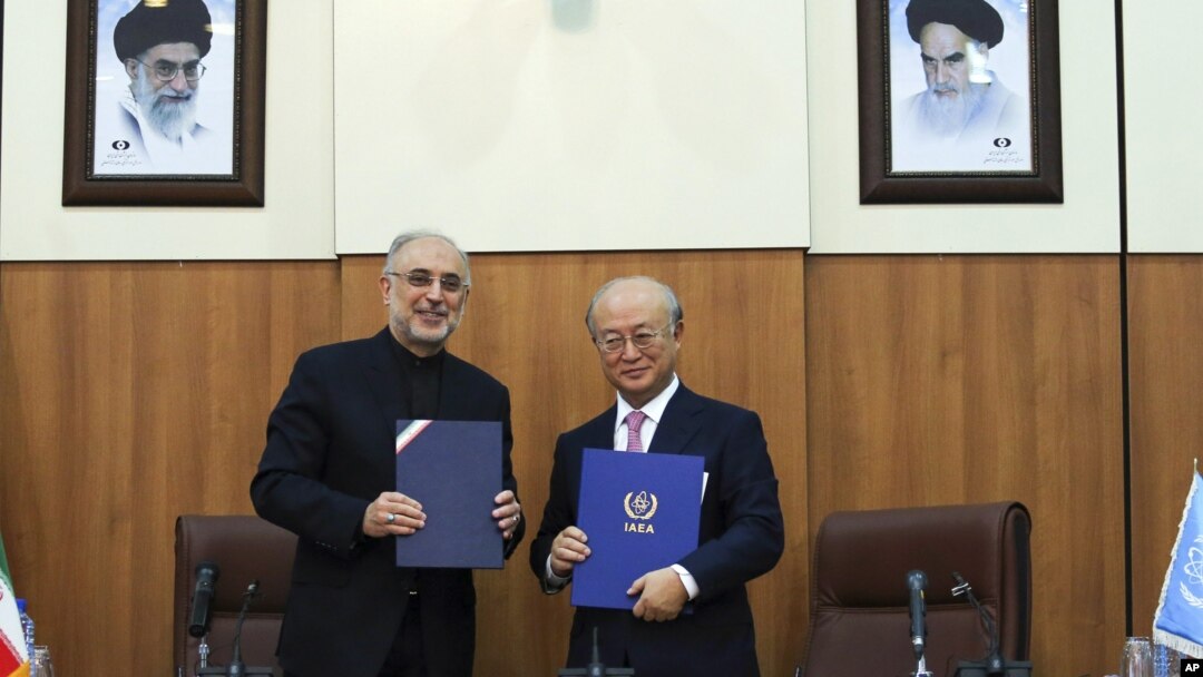 Perunding nuklir Iran Ali Akbar Salehi (kiri) dan Direktur IAEA Yukiya Amano di Teheran menyepakati sebuah peta jalan bagi inspeksi PBB lebih luas atas fasilitas nuklir Iran (11/11). 