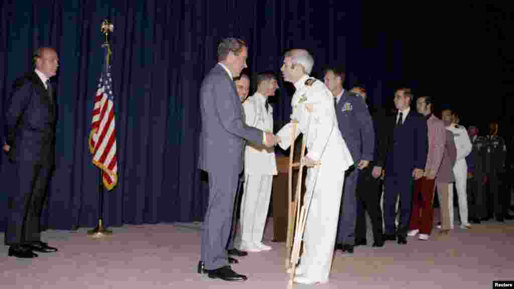 ریچارد نکسن، رئیس جمهور پیشین امریکا، به شمول مک&zwnj;کین با زندانیان جنگی که از ویتنام آزاد شده بودند، دیدار کرد