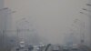 La contaminación afecta la visibilidad en una autopista de Beijing, China, el 13 de febrero de 2021.