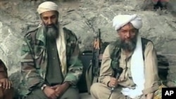 Παλαιότερη φωτογραφία του Ζαουάχρι με τον Οσάμα Μπιν Λάντεν