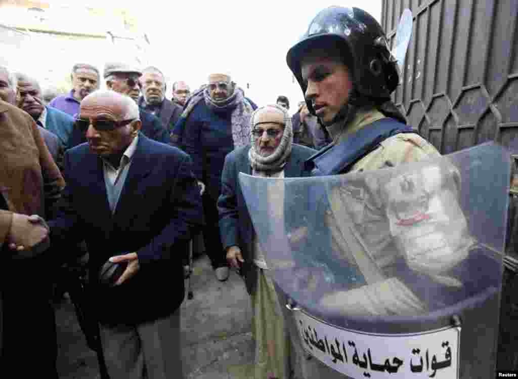 نئے مجوزہ آئین میں بعض سخت اسلامی قانونی تحریر کو ہذف کیا گیا ہے اور خواتین کے لیے کئی اہم حقوق کے ساتھ ساتھ فوج کو مزید مضبوط کرنے کا ذکر کیا گیا ہے۔