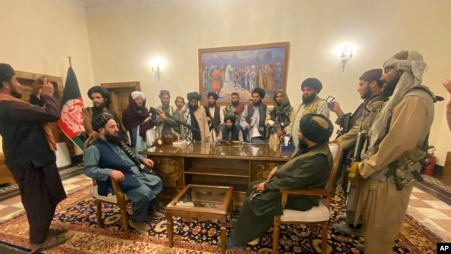 طالبان جنگجو صدارتی محل میں موجود ہیں۔