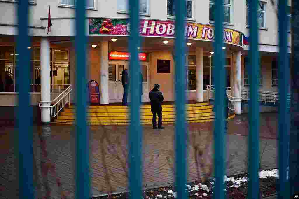 Russia's parliamentary voting took place Sunday under tight controls as police temporarily detained several journalists in Moscow and hackers knocked off line the website of Golos, the long independent monitoring group, December 4, 2011. (Y. Weeks)