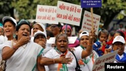 بھارت کی حزب اختلاف کی جماعتیں نوجوان لیڈی ڈاکٹر سے اجتماعی جنسی زیادتی اور اسے قتل کرنے کے واقعہ کے خلاف احتجاج کر رہی ہیں۔ 6 دسبمر 2019