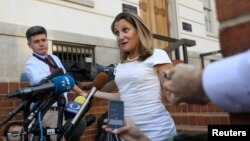 La ministra de Relaciones Exteriores de Canadá, Chrystia Freeland, habla con periodistas frente a la oficina del Representante Comercial de EE.UU. en Washington, el martes, 28 de agosto de 2018.