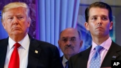 El entonces presidente electo Donald Trump (izq.), su director financiero Allen Weisselberg (centro), y su hijo Donald Trump Jr. (der.) durante una conferencia de prensa el 11 de enero de 2017 en Nueva York.