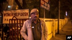 Indijski policajac ispred suda koji istražuje grupno silovanje, Nju Delhi, indija
