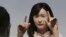 Un prototipo de la empresa electrónica japonesa Toshiba, la androide 'Señorita Aiko Chihira' interpreta lenguaje por senas a un visitante de la exhibicion CEATEC de tecnologia avanzada, en Chiba, Japon, 7/10/14. 