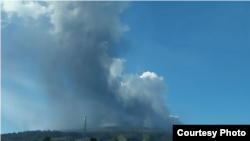 Kolom abu Gunung Tangkuban Parahu terlihat berwarna kelabu dengan intensitas tebal condong ke arah timur laut dan selatan. (Foto courtesy: BNPB)