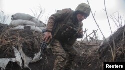 Український військовий на фронті поблизу Донецька, що перебуває під контролем підтримуваних Росією формувань. 3 квітня 2021 р.