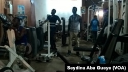 Salle de musculation Bene Tally-Dakar, à Dakar, le 13 juin 2017. (VOA/Seydina Aba Gueye)