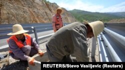 ARHIVA - Radnici na deonici autoputa Bar - Boljare, kod sela Kisjelica (Foto: Reuters/Stevo Vasiljević)