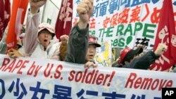 Protes anti kehadiran tentara AS di Okinawa setelah adanya tuduhan perkosaan yang dilakukan tentara AS terhadap seorang gadis Jepang berusia 14 tahun pada tahun 2008 (foto: dok). 