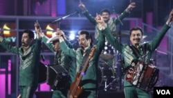 Los Tigres del Norte durante la novena versión de los premios Grammy Latinos en Houston, 2008.