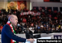 Cumhurbaşkanı Erdoğan, Diyarbakır'da Seyrantepe Spor Salonu'nda düzenlenen kongrede gündeme ilişkin değerlendirmelerde bulundu.