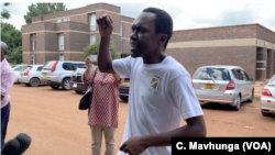 UDokotela Marambire Sinaravo Jongwe, umsekeli womongameli wenhlanganiso yeZimbabwe Hospital Doctors Association, ukhuluma labanye bakhe eHarare ngoMvulo, January 7, 2019.