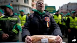 Учасниця протесту тримає хліб перед Представництвом Єврокомісії в Бухаресті, Румунія, 7 квітня 2023 р. AP Photo/Andreea Alexandru