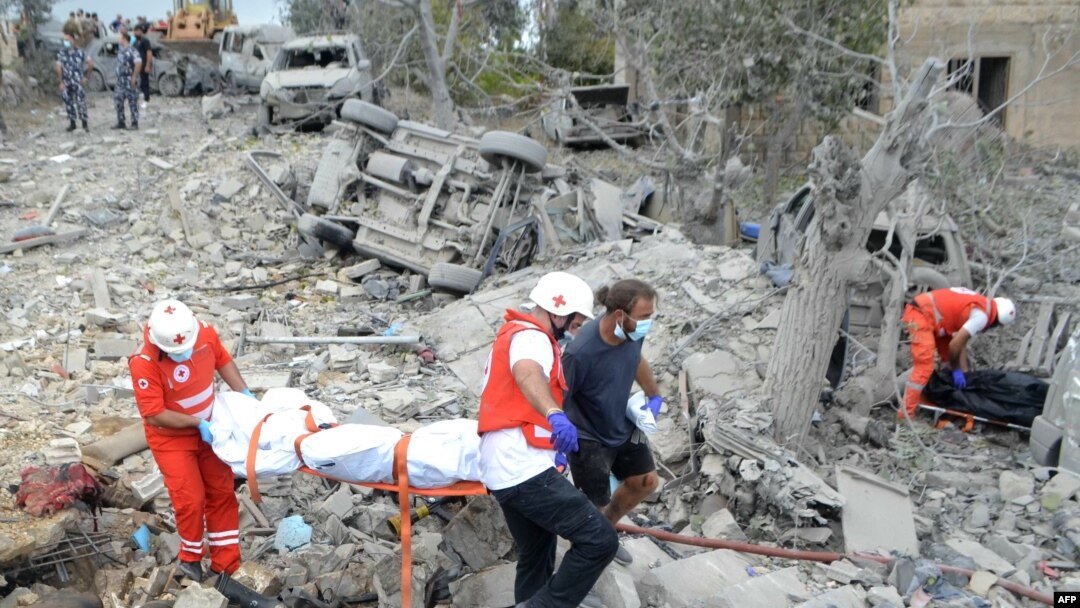 Paramedis Palang Merah Lebanon mengangkut jenazah yang ditemukan dari reruntuhan permukiman di lokasi serangan udara Israel di Desa Aito, Lebanon utara hari Senin 14 Oktober 2024.