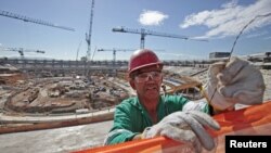 Empleadores no están despidiendo a sus trabajadores. Economistas todavía tienen la esperanza que economía mejore más en la segunda mitad del año.