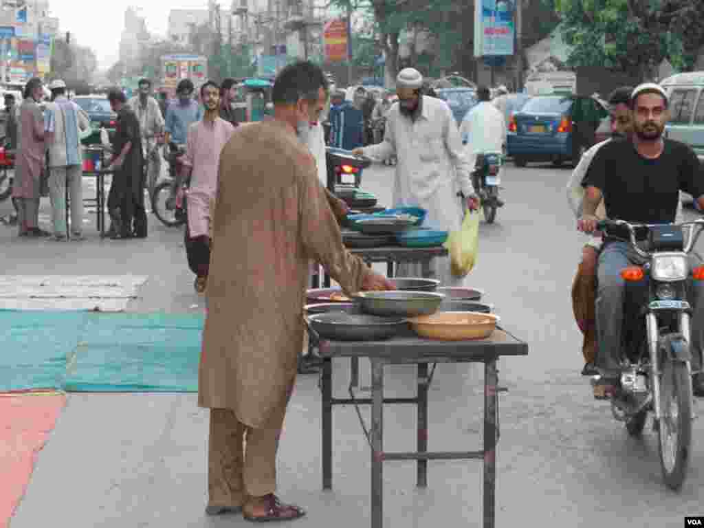 فلاحی اداروں کی جانب سے تو کھانا تقسیم کیا جاتا ہے، اس کے برعکس چند مخیر افراد بھی اپنا نام پوشیدہ رکھ کر یہ ثواب کا کام کرتے ہیں