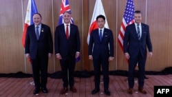 (从左至右)菲律宾国防部长吉尔伯托·特奥多罗、澳大利亚国防部长理查德·马尔斯、日本防卫大臣小泉进次郎和美国国防部长皮特·海格塞斯于2026年10月28日在宿务举行的第20届东盟防长会议(ADMM)和第13届东盟防长扩大会议期间，在举行四方会谈前合影。