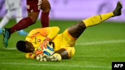 Edouard Mendy capte la balle lors d'un match entre Rennes et Metz, France, le 4 décembre 2019.