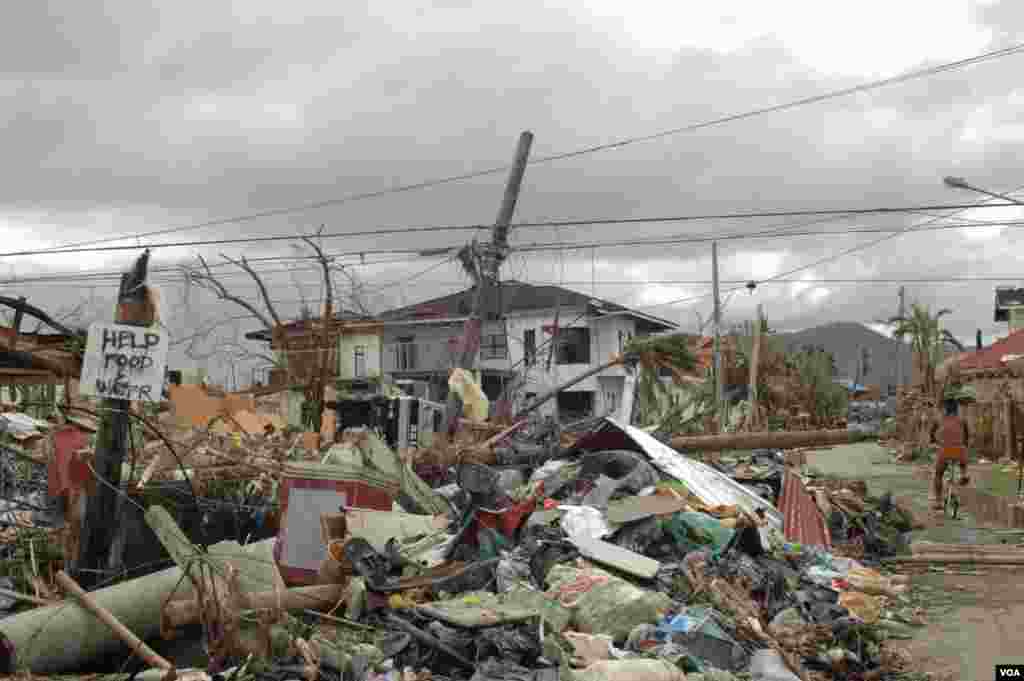 Piles of debris litter every street in Tacloban, Nov. 21, 2013. (Steve Herman/VOA)