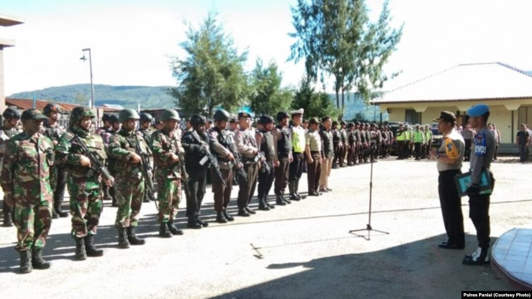 Kapolres Paniai AKBP Supriyagung, S.I.K., M.H. memimpin apel gabungan Polri dan TNI pengamanan Pilkada, Senin (25/6/18) (foto dok Polres Paniai)