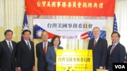 台湾总统蔡英文与美国在台协会台北办事处长酈英杰2019年6月6日出席“台湾美国事务委员会”揭牌仪式。（美国之音张永泰拍摄）