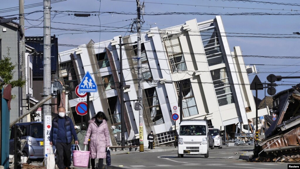 日本石川县和岛市发生地震后建筑物倒塌。(2024年1月2日)(photo:VOA)