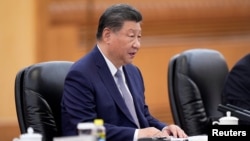 El presidente chino Xi Jinping habla durante una reunión virtual en el Gran Salón del Pueblo en Beijing, China, el 29 de octubre de 2024. (REUTERS)