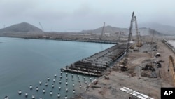 2023年8月22日起重机在秘鲁钱凯的一家中国公司建造的多功能港口码头施工中工作