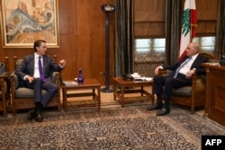 Utusan khusus Amerika Serikat Amos Hochstein (kiri), bertemu dengan Ketua Parlemen Lebanon Nabih Berri di Beirut, 19 November 2024. (AFP)